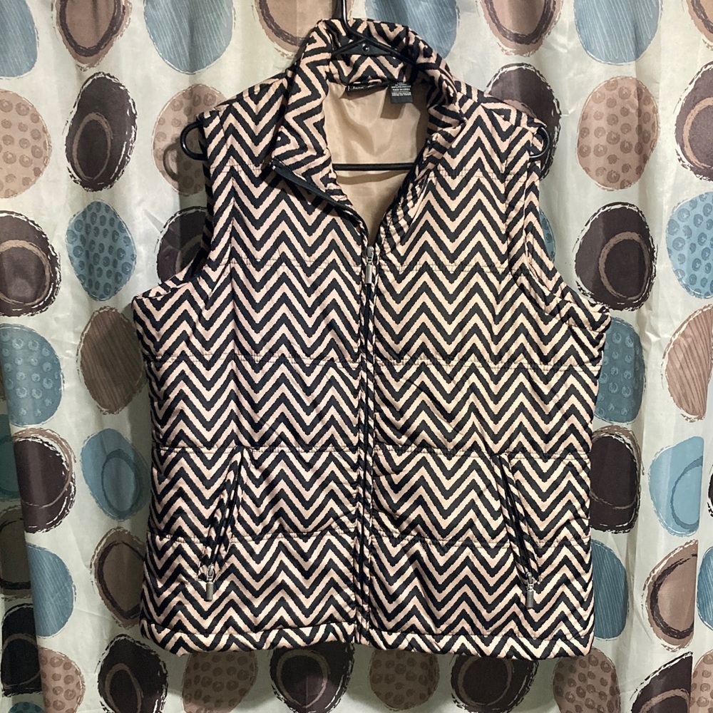 Jane Ashley Black and Cream Chevron Puffer Vest